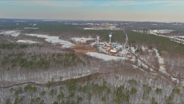 Rioolzicht vanuit de lucht op een afvalwaterzuiveringsinstallatie rioolwaterzuiveringsinstallatie rond industrieel zuiveringstankwater in de winter — Stockvideo