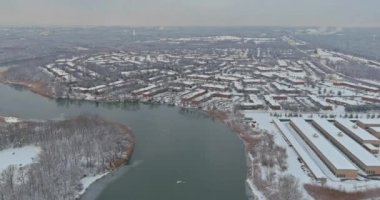 Kar fırtınasından sonraki kış boyunca küçük bir kasaba karlı harika kış manzarası ve evler.