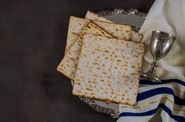 Pesach Yahudi geleneksel kutlaması. Fısıh bayramında bir bardak şarapla koşer matza.