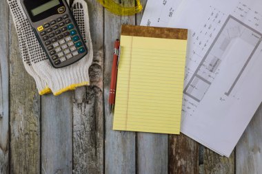 Modüler kabinede tasarımcı mühendis mimari hesap makinesiyle mutfak tasarımı planı inşa projesi