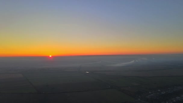 Pejzaż z widokiem na zachód słońca z góry światło słoneczne świecące piękne dramatyczne — Wideo stockowe