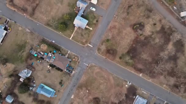 Vue aérienne des panneaux solaires installés dans la zone d'entrepôt du toit — Video