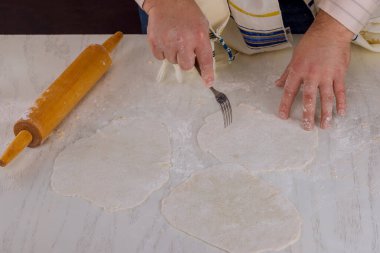 Ortodoks Yahudiler Hamursuz Bayramı 'nda Yahudi bayramı için Matzos' a hamur topluyor.