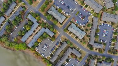 Tipik bir banliyö sonbahar manzarasının panoramik görüntüsü Amerikan küçük apartmanında nehir kıyısındaki bir apartmanda.