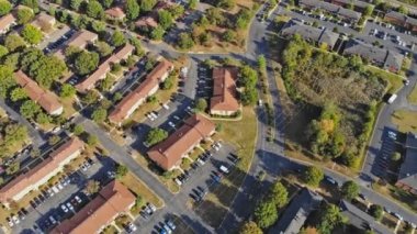 Tipik banliyölerin üst hava manzaralı Amerikan küçük apartmanında güzel sonbahar manzarası