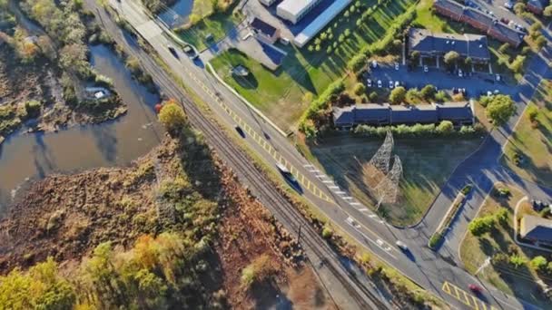 Vue du paysage typique d'automne de banlieue sur le petit complexe américain d'appartements de maisons toits — Video