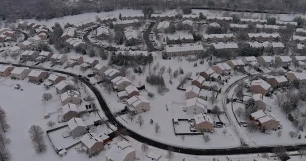 Sneeuwachtige winter in de woonstraten na de sneeuw van een klein stadje — Stockvideo