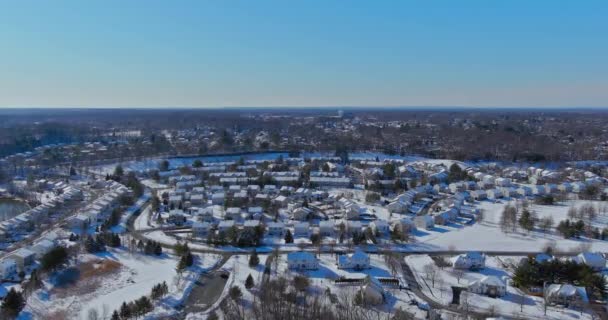 Αεροφωτογραφία προς τα κάτω σε καλύπτονται μεμονωμένα σπίτια και δρόμους κατά τη χειμερινή περίοδο αυλές καλύπτονται χιόνι με χιόνι — Αρχείο Βίντεο