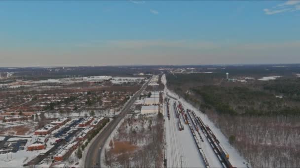 Paesaggio invernale con binari ferroviari sulla neve — Video Stock