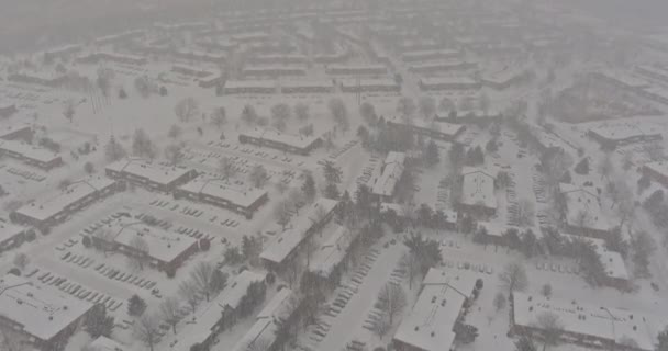 Inverno paisagem neve coberto um telhado casas neve residencial pequena cidade durante inverno dia neve — Vídeo de Stock