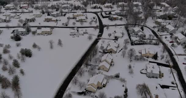 Wohngebiet kleine Stadt schneebedeckt während eines Winters nach Schneesturm auf wunderbare Winterlandschaft mit Häusern die Luftaufnahme — Stockvideo