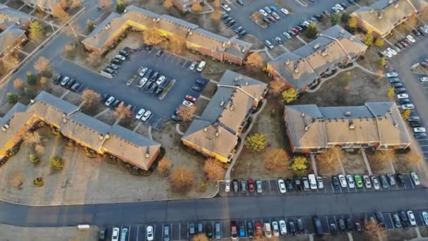 Quartier de petite ville, arbres avec maisons en vue aérienne sur drone à l'automne tard — Video