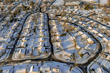 Kış manzarasında küçük bir kasabanın karından sonra yerleşim yerlerinde kar yağışlı bir kış.
