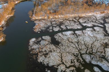 İlkbahar erkenden güzel nehirde sürükleniyor Kırık buz parçalarıyla derede yüzüyor