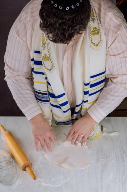 Ortodoks Yahudi adam pişirmek için el yapımı kaşer matzah.