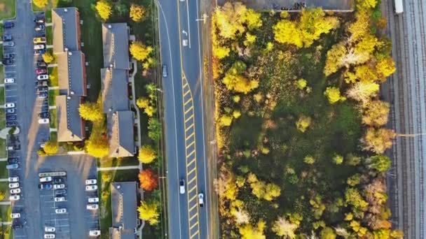 Blick auf typische Vorort-Herbstlandschaft auf amerikanische kleine Wohnanlage in der Nähe von Straße und Eisenbahn — Stockvideo