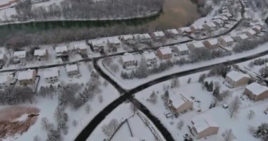 Yerleşim yerlerindeki caddelerde karlı kış manzarası Amerika 'nın kar yağışlı şehirlerini kapladı.