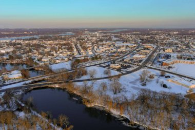 Delaware nehri kıyısındaki Burlington, NJ 'nin karla kaplı semtindeki yerleşim yerleri ile kış manzarası manzarası