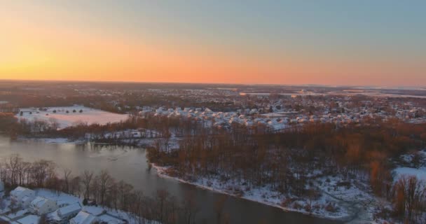 America piccole case di città e strade un dopo il giorno nevoso paesaggio tranquillo incredibile paesaggio invernale neve al tramonto con fiume che scorre — Video Stock