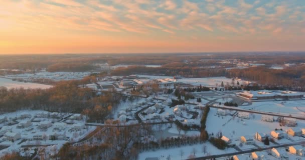 Αμερική ειρηνική κρύα χιονισμένη μέρα καταπληκτικό τοπίο χειμώνα ηλιοβασίλεμα τοπίο σε κατοικημένους δρόμους μιας μικρής πόλης μετά το χιονισμένο χρόνο — Αρχείο Βίντεο