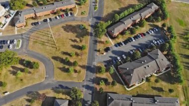 Sonbahar manzarasında küçük bir apartman dairesi. Tipik bir banliyö manzarası.