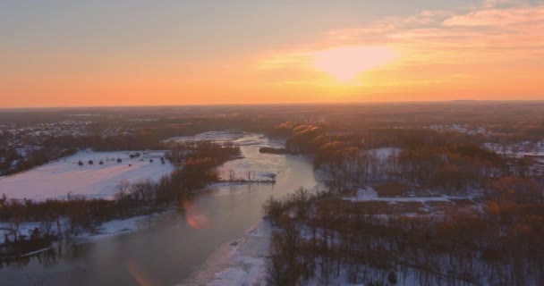 Amerikansk stad på efter snöfall USA antenn utsikt över en vinter i förorten stad med snö täckt av bostadskvarter vid floden fantastisk vinter solnedgång — Stockvideo