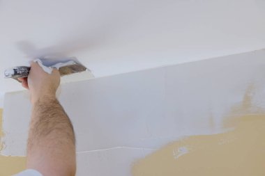 Duvardaki duvar macunu kaplamasında ev dekorasyonu.