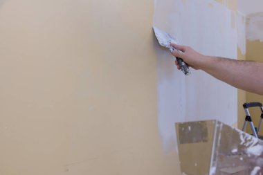 İşçi odasının tadilatı sırasında sıva duvarı yapım aşamasındaydı.