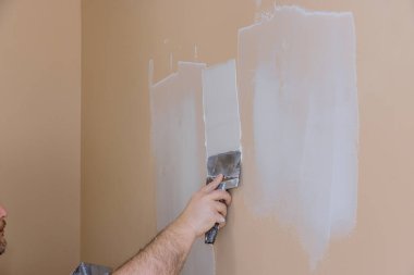 İşçi odasının tadilatı sırasında sıva duvarı yapım aşamasındaydı.