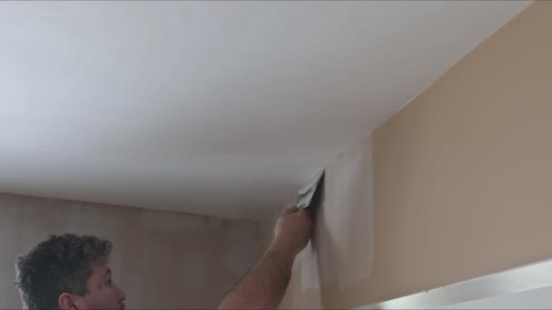 Putzkitt auf der Wand — Stockvideo