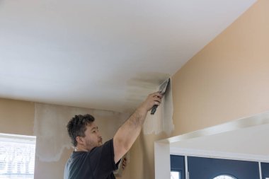 Duvardaki duvar macunu kaplamasında ev dekorasyonu.