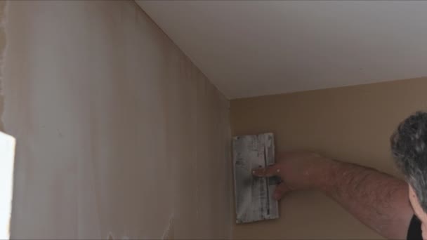 Рабочий штукатурка стены гипсокартона гипсокартона гипсокартона во время реконструкции дома — стоковое видео