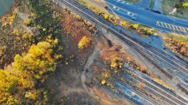 Tipik banliyö sonbahar manzarasının panoramik manzarası yol ve demiryolu yakınında