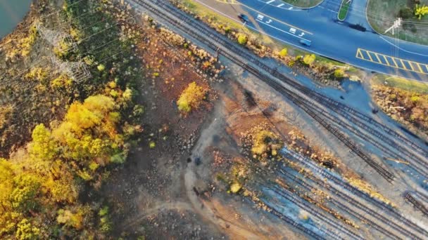Panoramatický výhled na typické předměstí podzimní krajiny v blízkosti silnice a železnice — Stock video