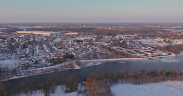 Winterlandschap met na sneeuwval in de VS residentiële straten besneeuwde huizen de Amerikaanse stad in de buurt in de rivier stroomt — Stockvideo