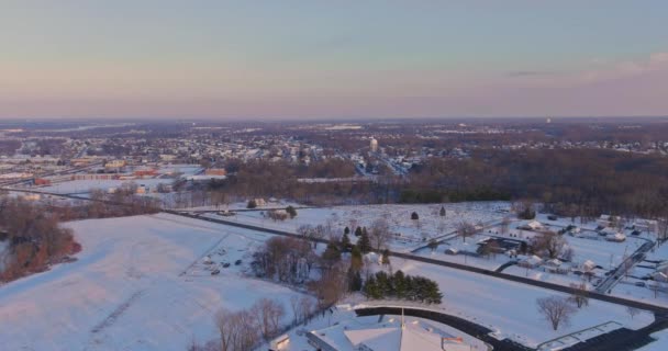 América pacífica frio neve dia incrível inverno paisagem pôr do sol paisagem em ruas residenciais de uma pequena cidade após o tempo nevado — Vídeo de Stock