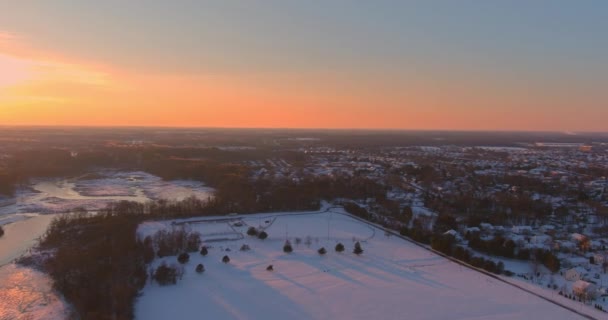 Wunderbare Winterlandschaft Dach Häuser bedeckt Schnee auf der Luftaufnahme mit Wohn kleine amerikanische Stadt schneebedeckt während eines Winters nach Schnee bedeckt — Stockvideo