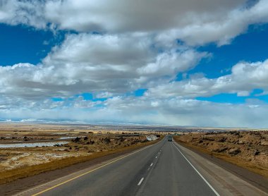 Kış karı Wyoming 'in kış manzarasını kaplıyor.