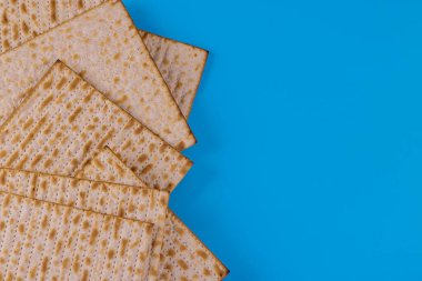 Geleneksel pesach tabağındaki mayasız Yahudi ekmeğiyle bayram bayramı kutlaması.