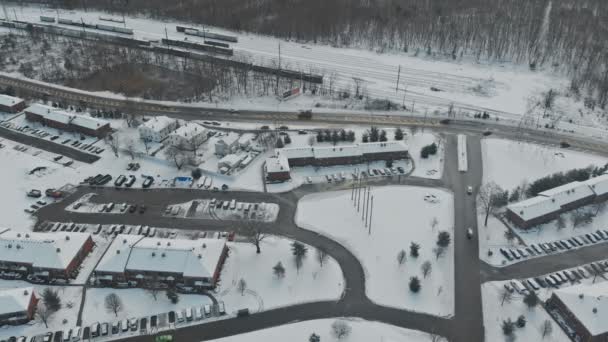 Veduta aerea verso il basso su appartamento coperto e strade nella stagione invernale cortili coperti di neve con neve — Video Stock