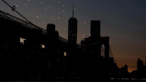 Feuerwerk über dem Sonnenuntergang Hintergrund Manhattan Insel in New York Independence Day Luftbild Stadt verschwommene Lichter — Stockvideo