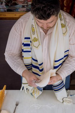 Ortodoks Yahudiler Hamursuz Bayramı 'nda Yahudi bayramı için Matzos' a hamur topluyor.