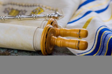 Torah parşömeni ve dua şalı olan dua kitabı Yahudi Ortodoks dini sembolleri dillendirdi