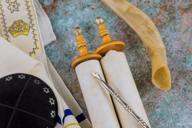 Torah parşömenli, Shofar boynuzlu, duacı şallı Ortodoks dini sembollü Yahudi dua kitabı.