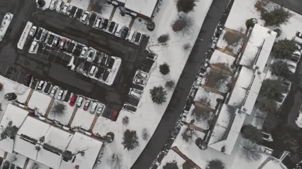 Μικρό συγκρότημα διαμερισμάτων αμερικανική πόλη το χειμώνα τοπίο ενός χιονισμένου χειμώνα στους οικιακούς δρόμους μετά το χιόνι — Αρχείο Βίντεο