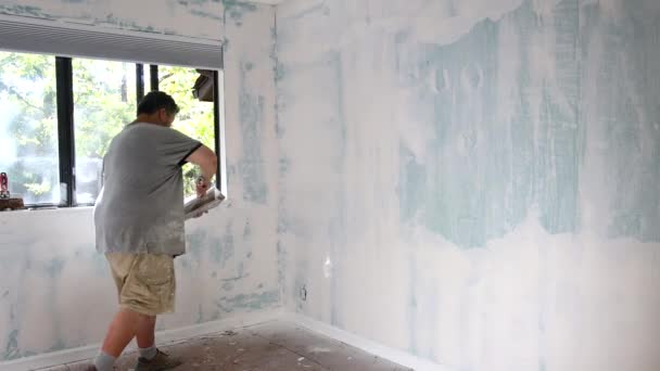 Plastering vägg beläggning spackel på väggen — Stockvideo