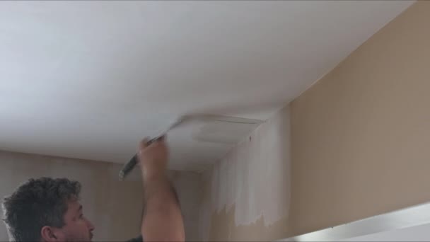 Pendant la rénovation de la pièce chez le travailleur plâtré le mur de placoplâtre — Video
