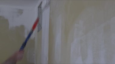 Duvarları astar boyayla boyamak bir evin beyaz renk tamiri üzerine