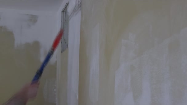 Pittura di pareti in un testo elementare su riparazione a colori bianca in una casa — Video Stock