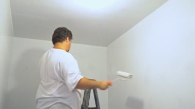 Paten boyası, çelik yüzey duvarında paten fırçasının yanındaki işçi boyası.